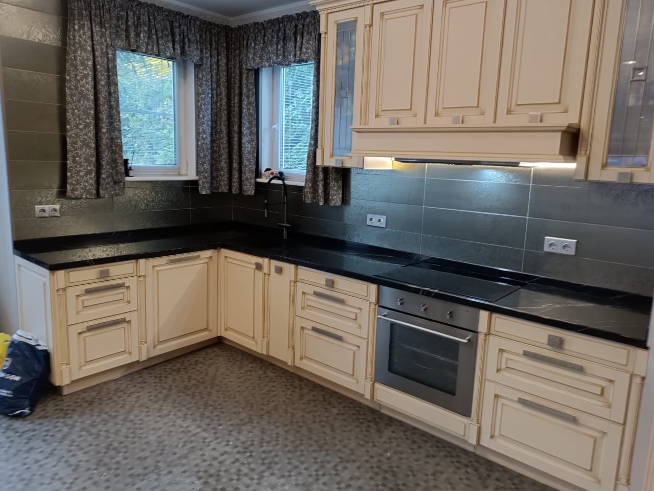 Угловая столешница из искусственного темного камня