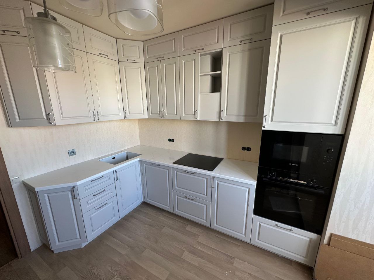 Угловая столешница из искусственного темного камня