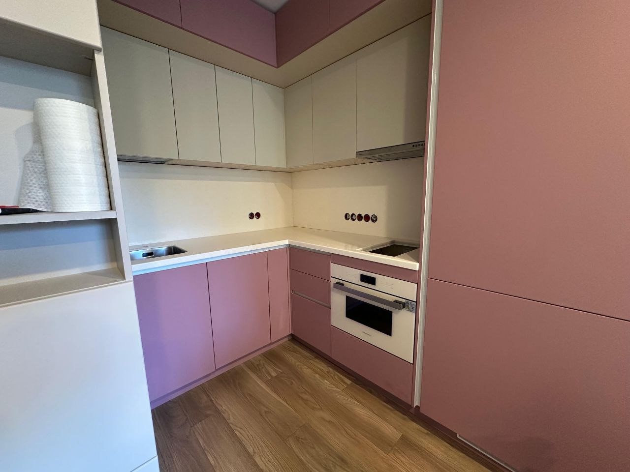 Угловая столешница из искусственного темного камня