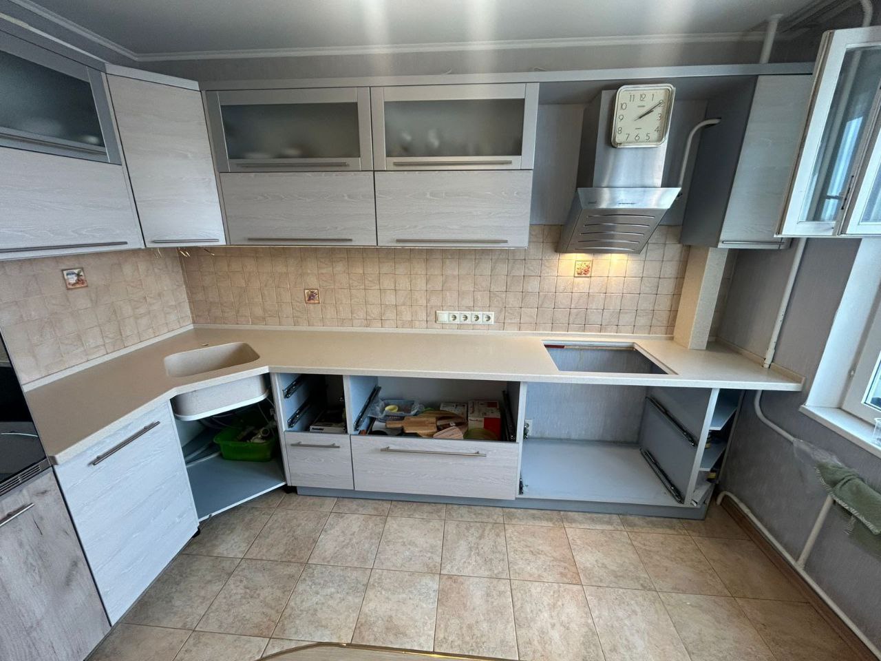 Угловая столешница из искусственного темного камня