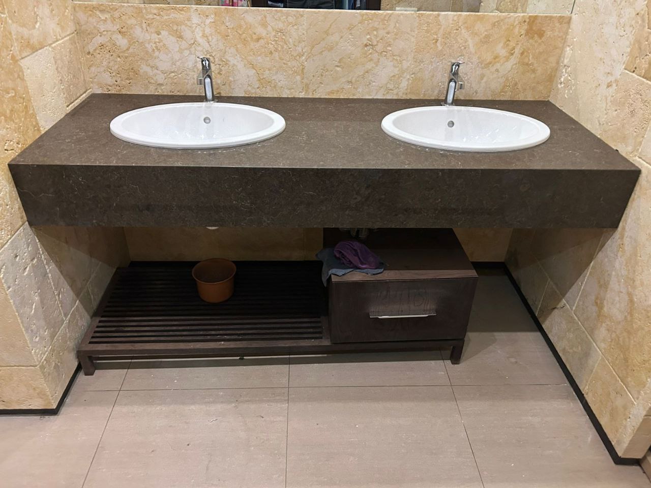 Угловая столешница из искусственного темного камня