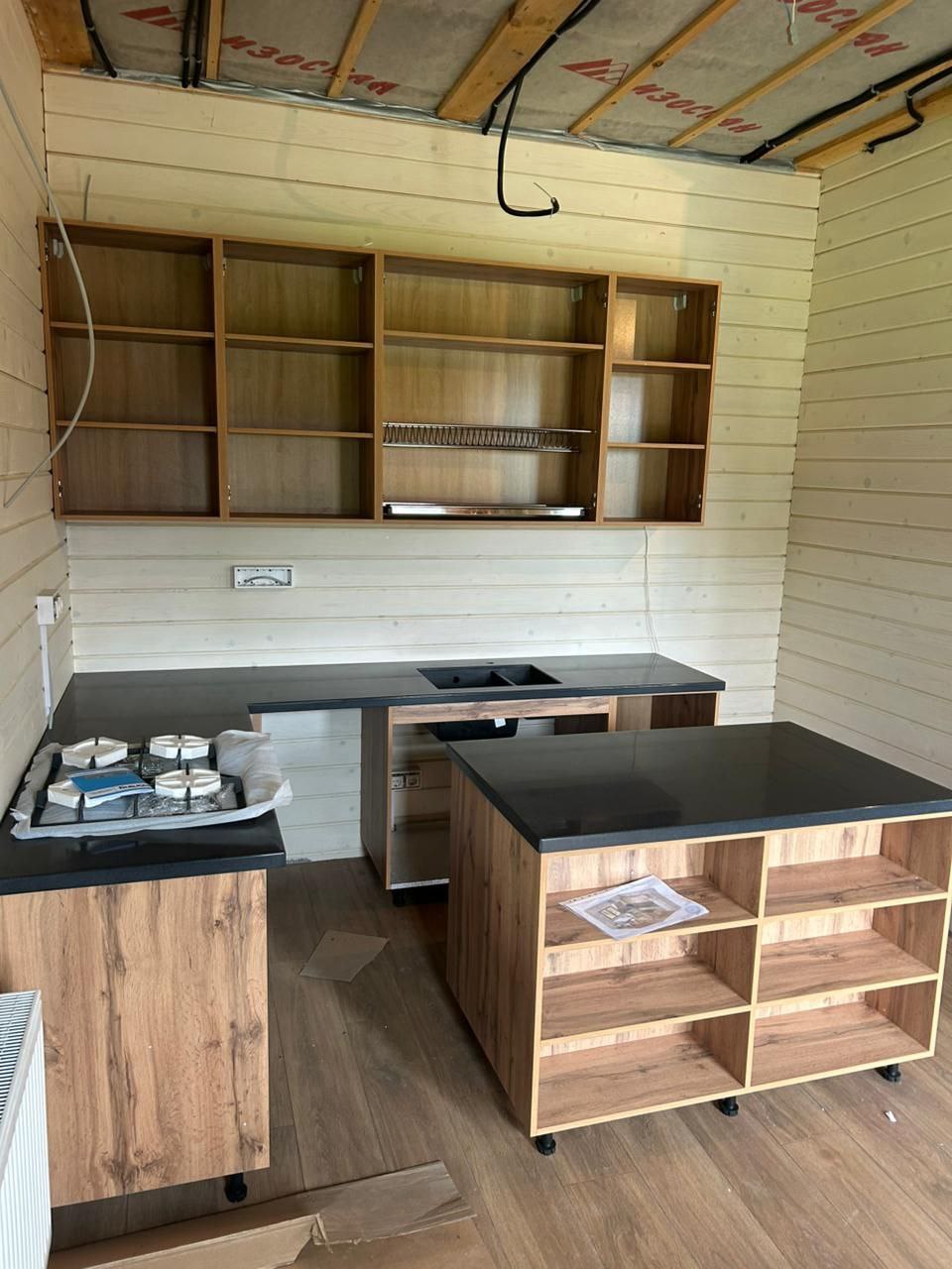 Угловая столешница из искусственного темного камня