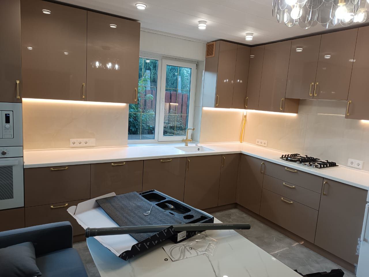 Угловая столешница из искусственного темного камня