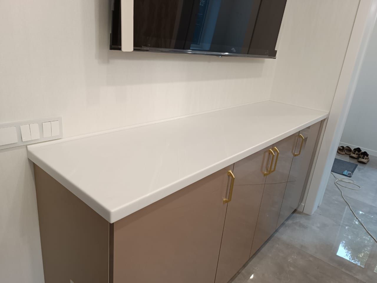 Угловая столешница из искусственного темного камня