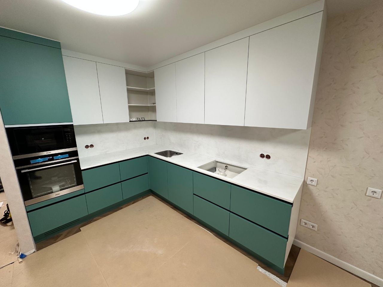 Угловая столешница из искусственного темного камня