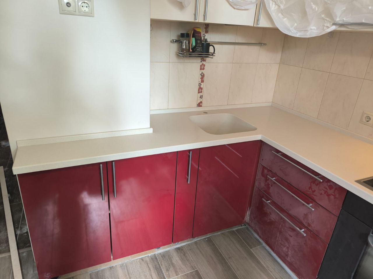 Угловая столешница из искусственного темного камня