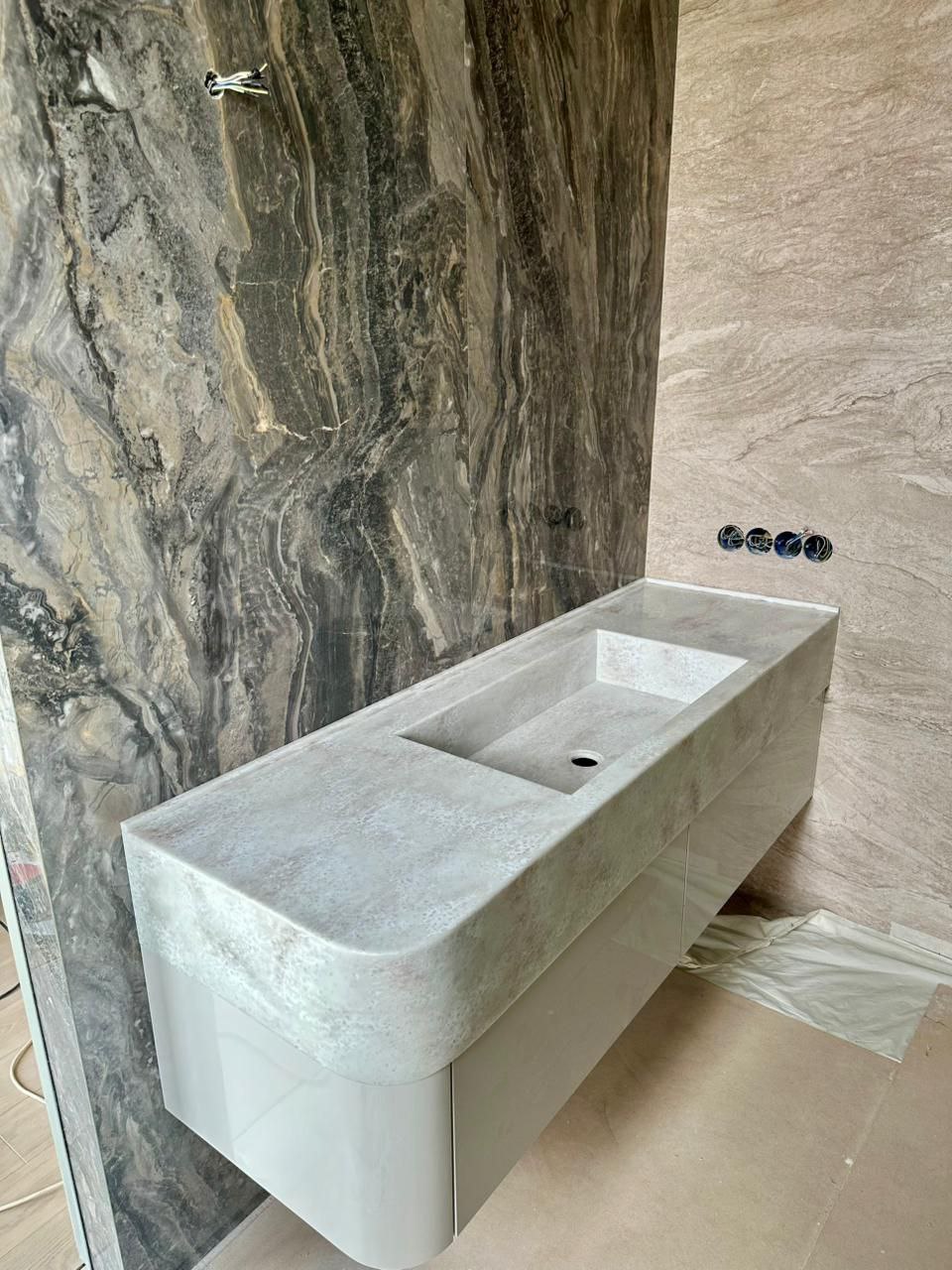 Угловая столешница из искусственного темного камня