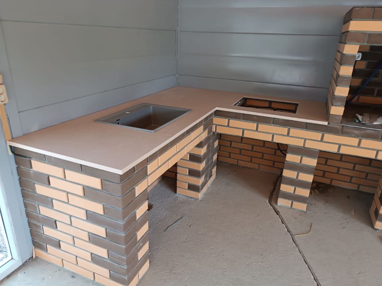 Угловая столешница из искусственного темного камня