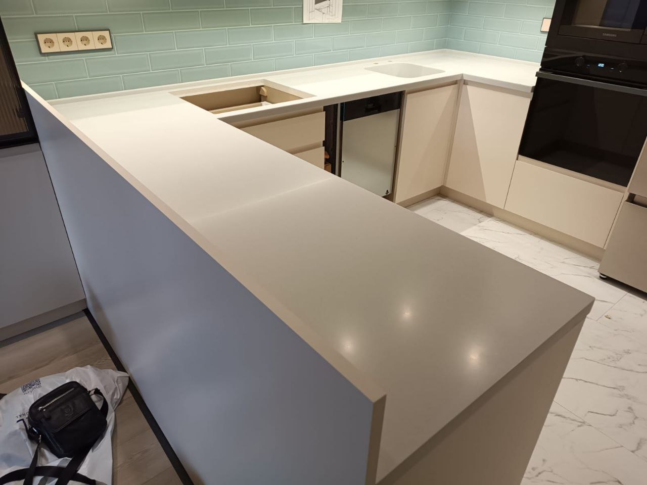 Угловая столешница из искусственного темного камня