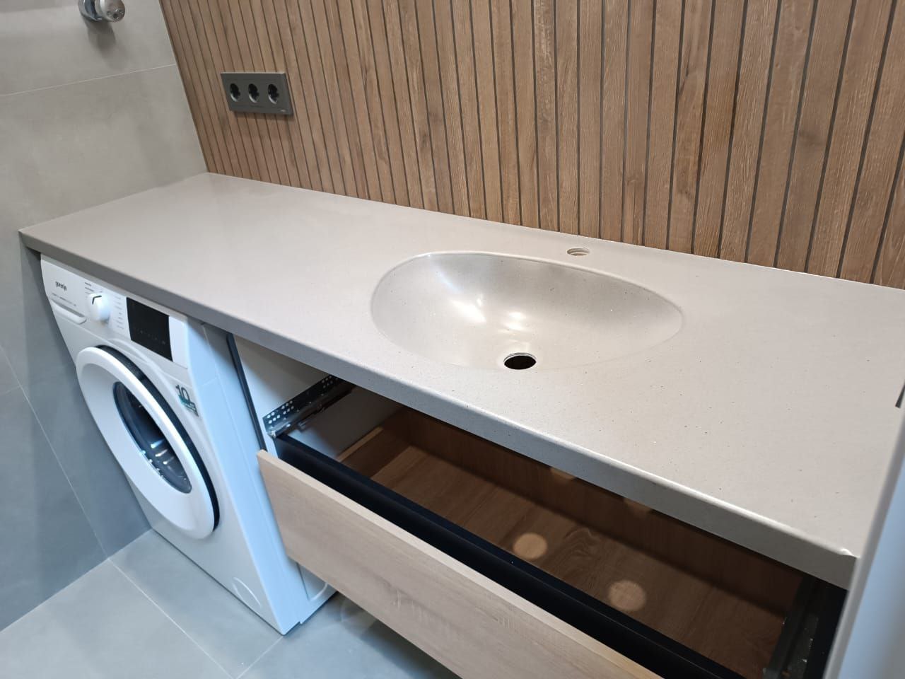 Угловая столешница из искусственного темного камня