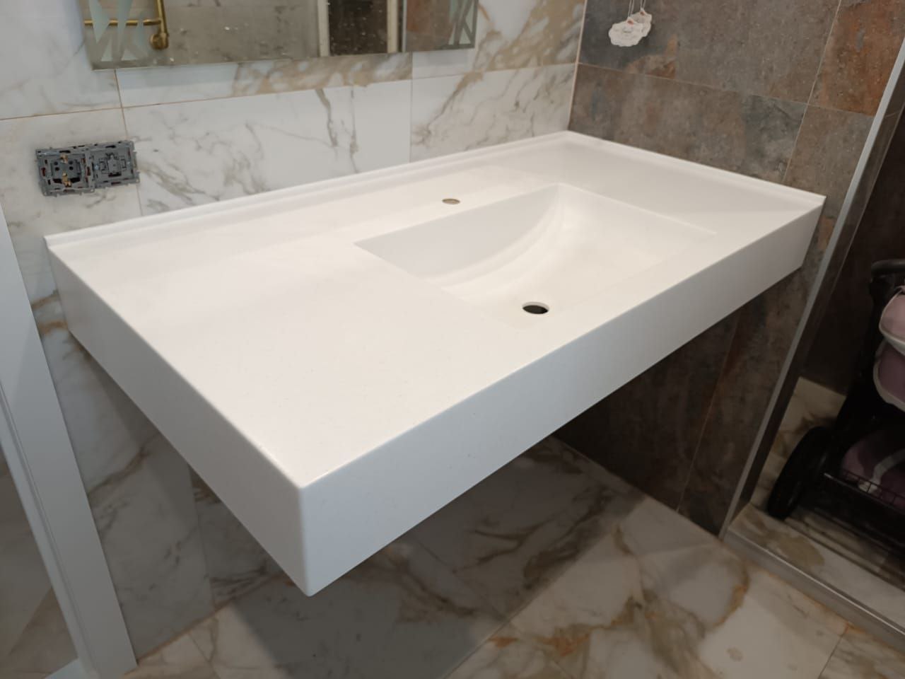 Угловая столешница из искусственного темного камня