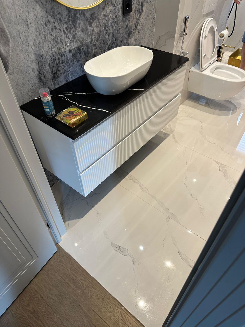 Угловая столешница из искусственного темного камня