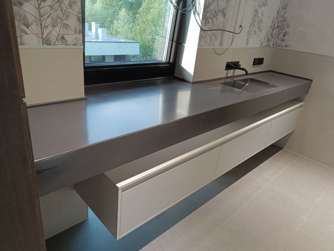 Угловая столешница из искусственного темного камня