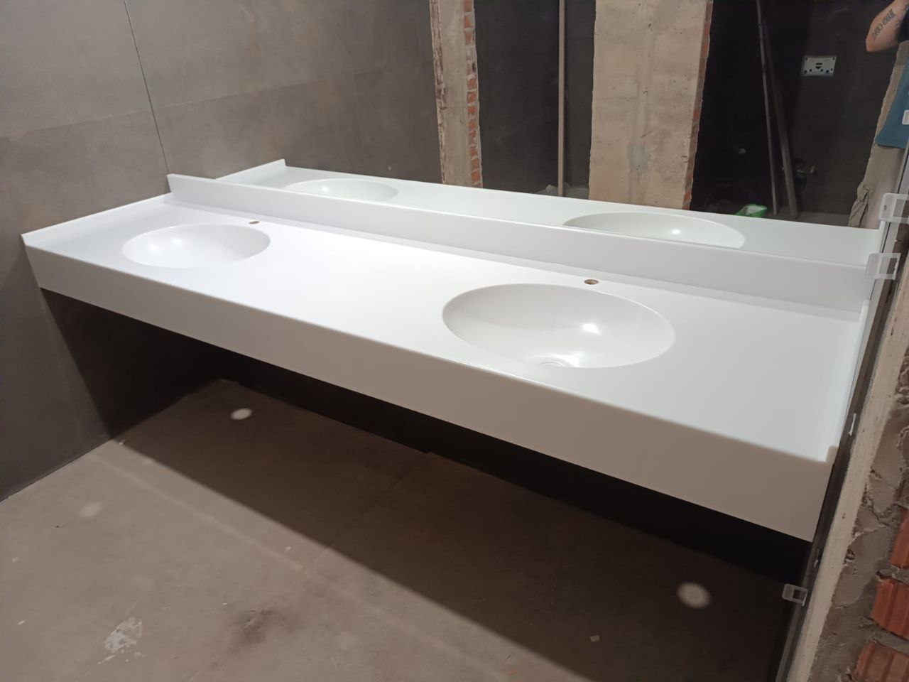 Угловая столешница из искусственного темного камня