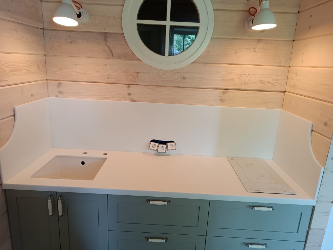 Угловая столешница из искусственного темного камня