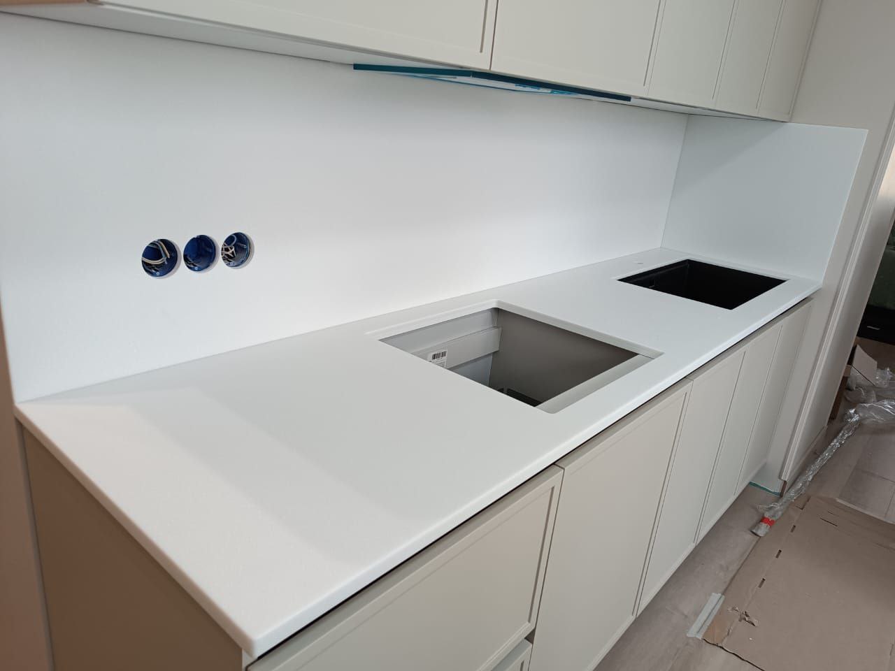 Угловая столешница из искусственного темного камня