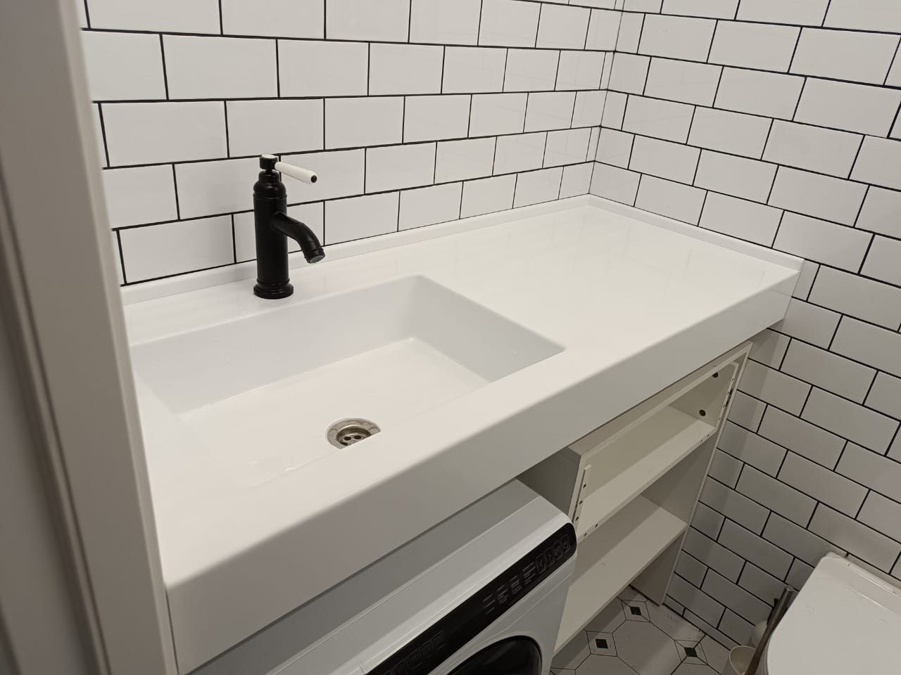 Угловая столешница из искусственного темного камня