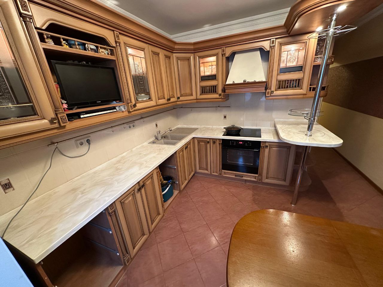 Угловая столешница из искусственного темного камня