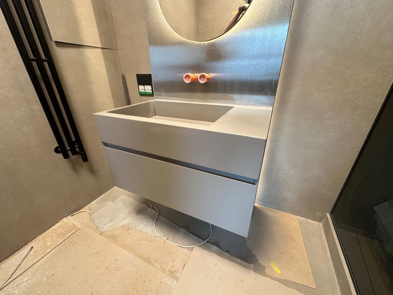 Угловая столешница из искусственного темного камня